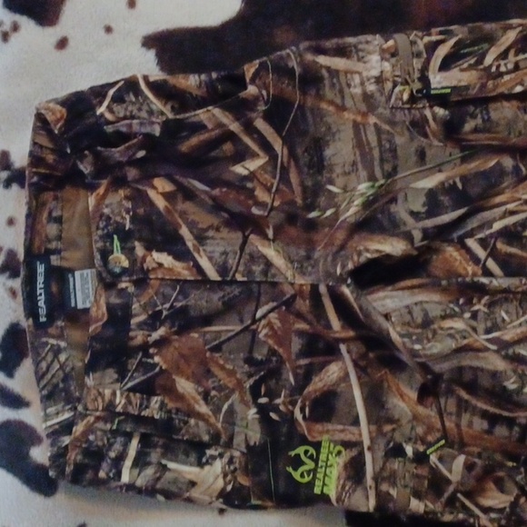 REALTREE CAMO, 4 POCKETS, PANTS, KIDS SIZE LARGE. - Picture 3 of 11